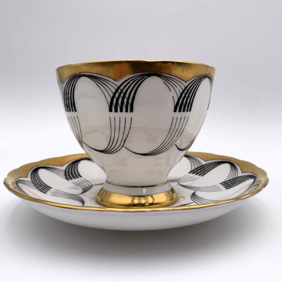 Tuscan Bone China Teacup & Saucer - Black Scallop & Gold Trim - England - VTG - Picture 2 of 9